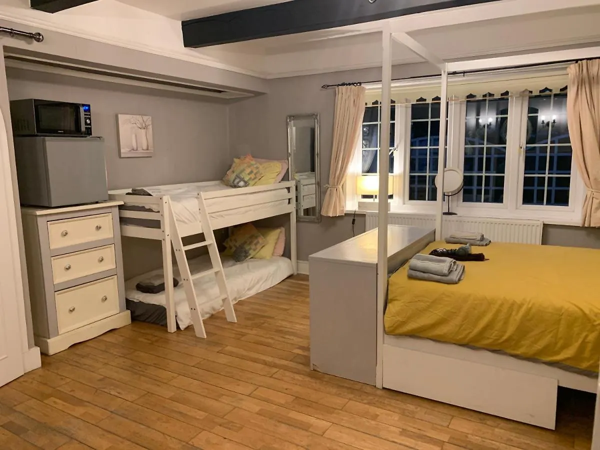 Hazelwick Guest House Hookwood 0*,  United Kingdom