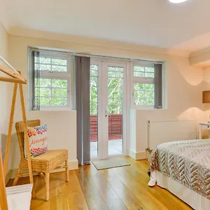 Apartment Redhill Town Centre By Livingo, Redhill (Surrey)